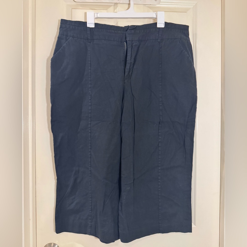 Ava & Viv lightweight Black wide leg capri. Size 18